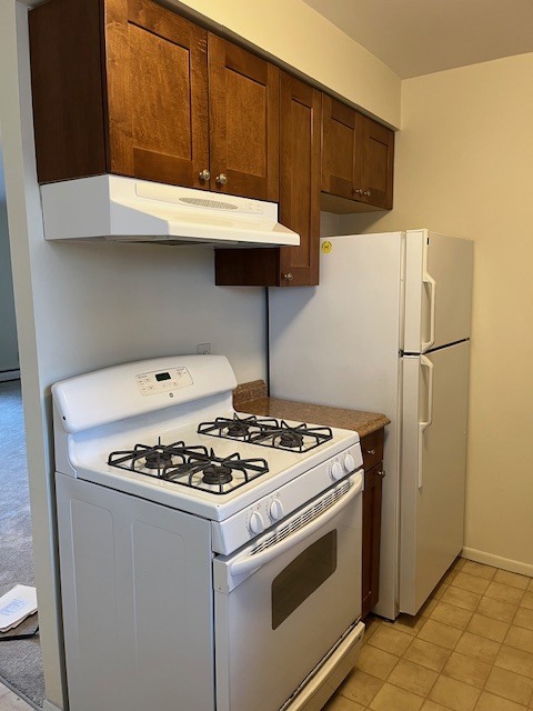 100 Silliman Street, Unit 1B Fairfield, CT 06824 - Photo 9 of 25 a kitchen with a stove and a refrigerator