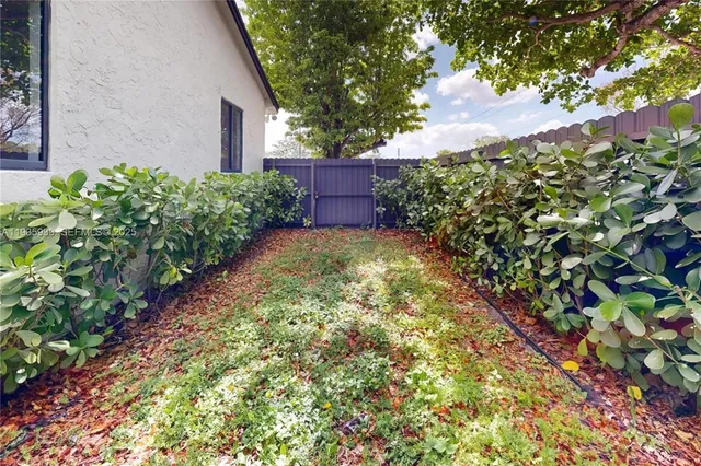 a view of backyard with garden
