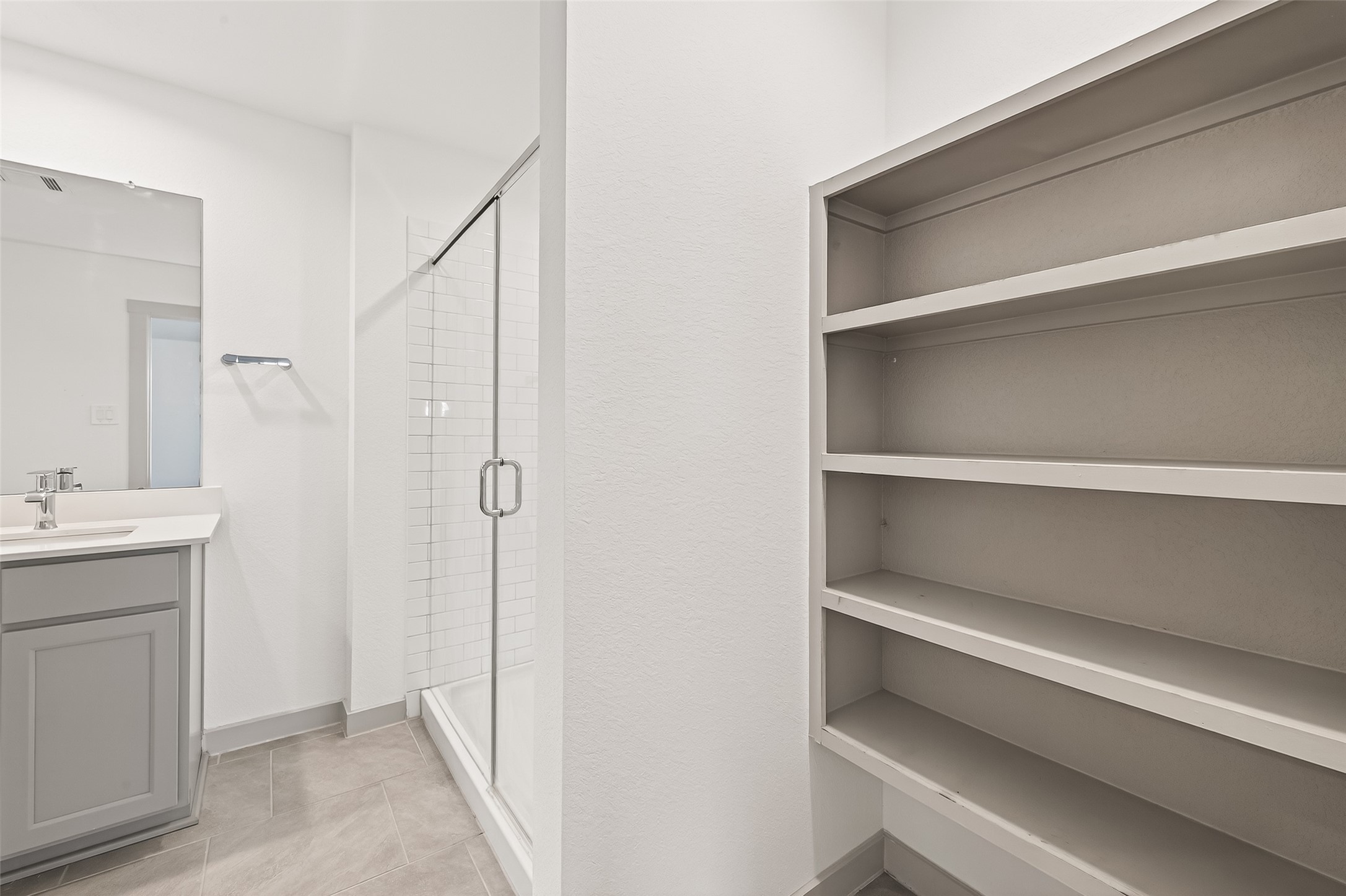 6807 Bradford Terrace Road Richmond, TX 77407 - Photo 31 of 40 Primary Bathroom with built-in storage space