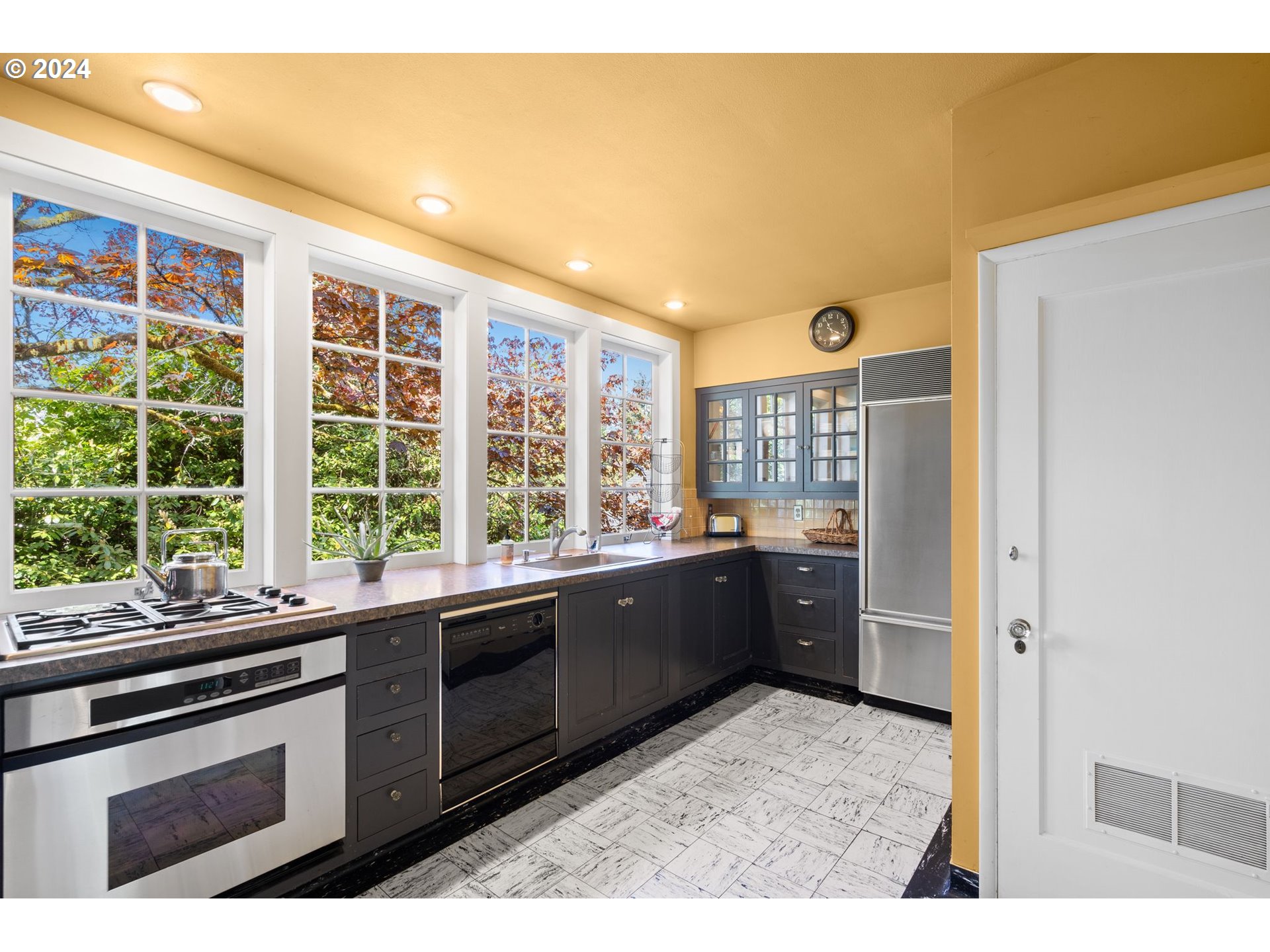 5803 Southwest Garden Home Road Portland, OR 97219 - Photo 10 of 40 Gallery Image 10