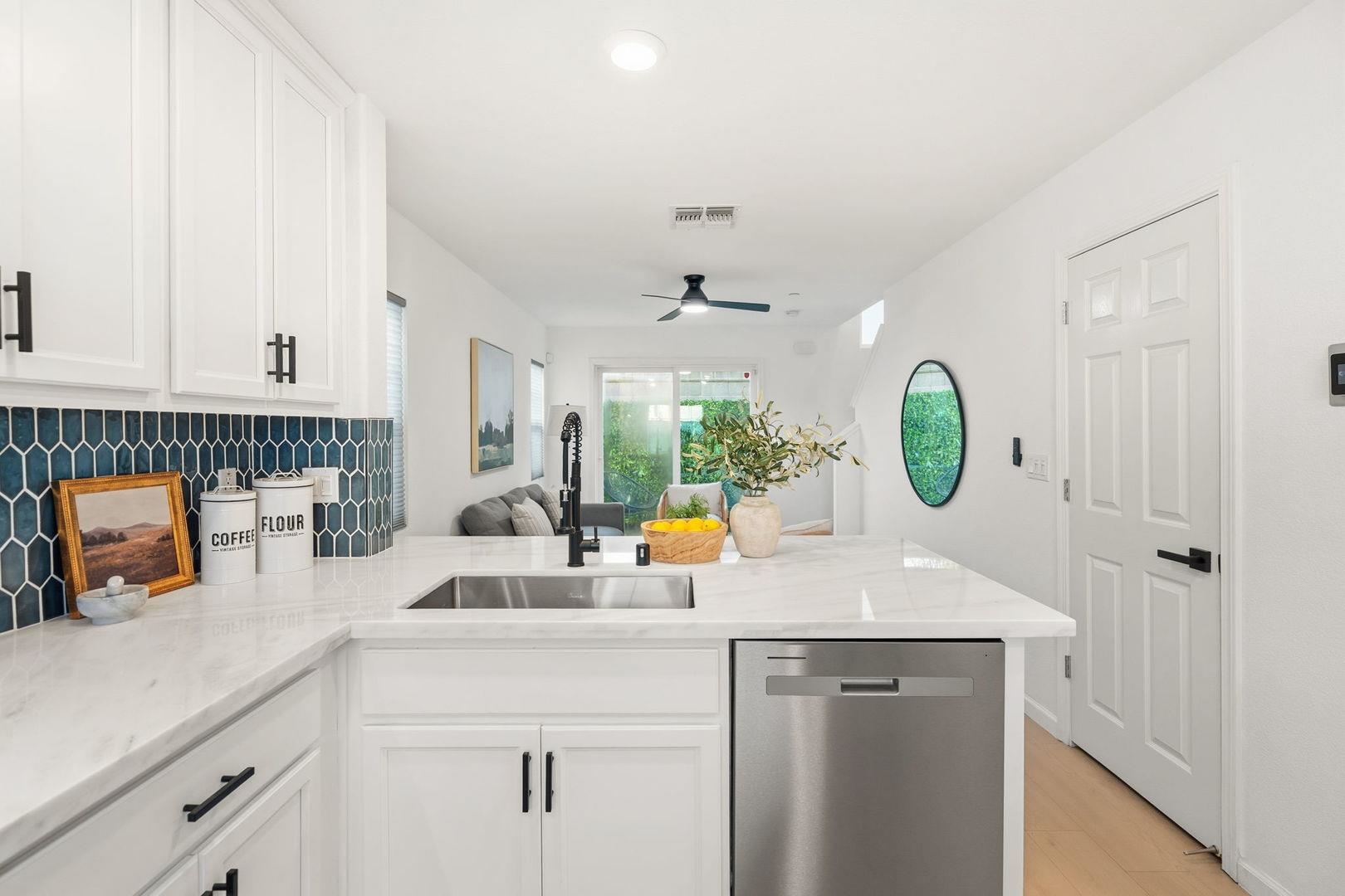 710 Ashwick Loop Sacramento, CA 95823 - Photo 7 of 22