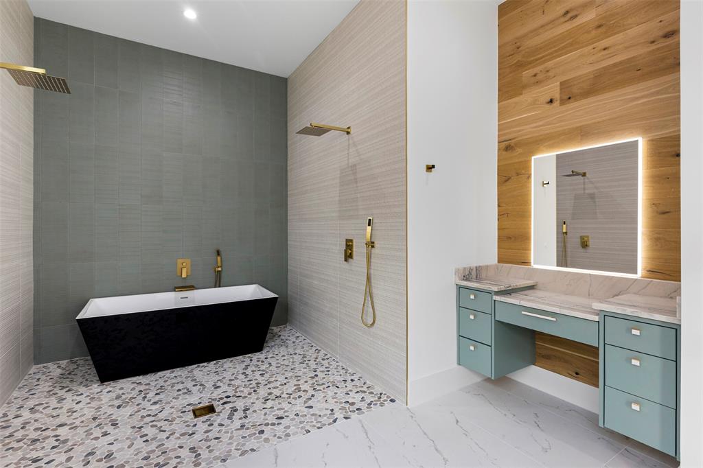 1022 Bow Street Rockwall, TX 75087 - Photo 24 of 40 Vanity area in Primary Bathroom