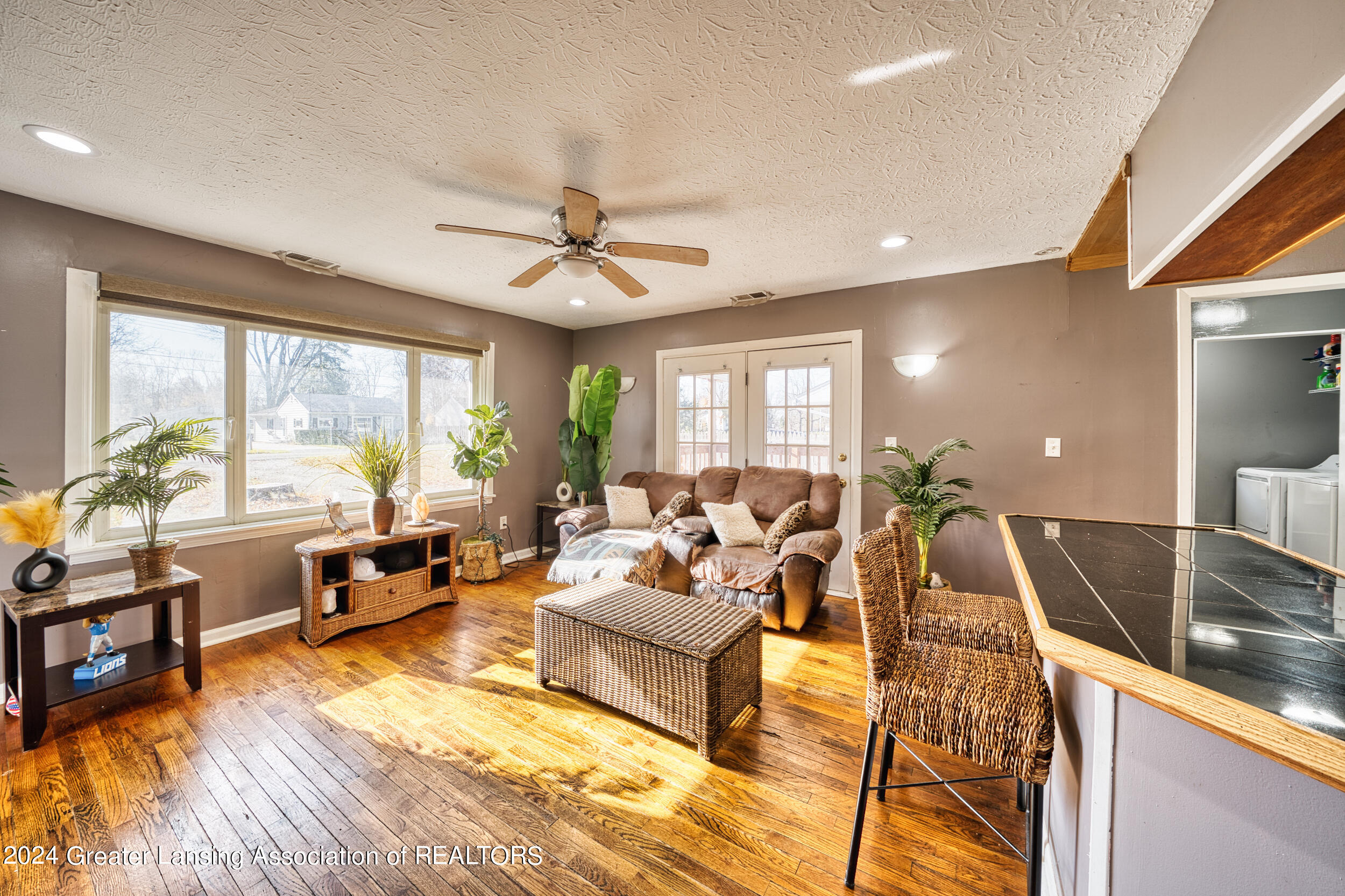600 Sawyer Road Lansing, MI 48911 - Photo 6 of 19 Living Room