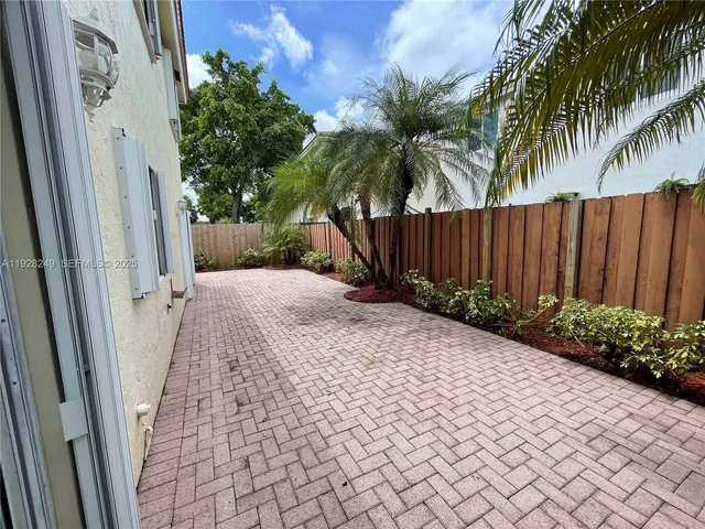 a view of a backyard