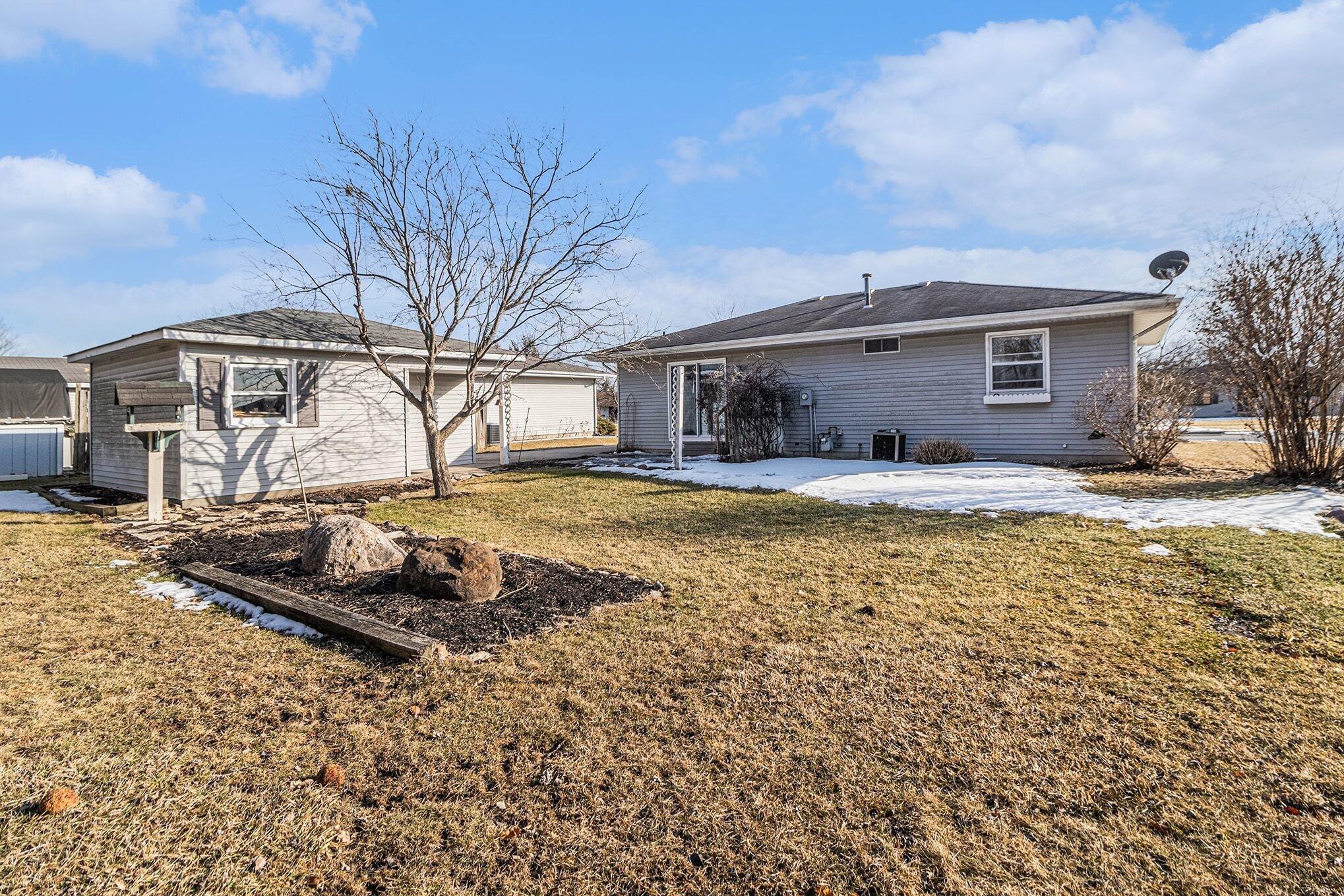 601 Aspen Street Hebron, IN 46341 - Photo 3 of 24 2038x1359