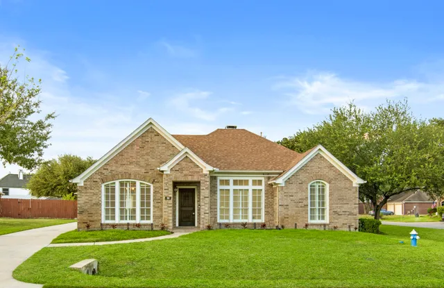 $445,000 | 30 Crestview Trail, Houston, TX 77082
