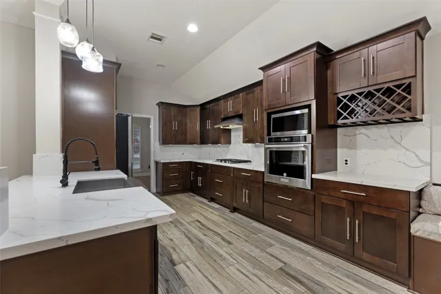 $445,000 | 30 Crestview Trail, Houston, TX 77082