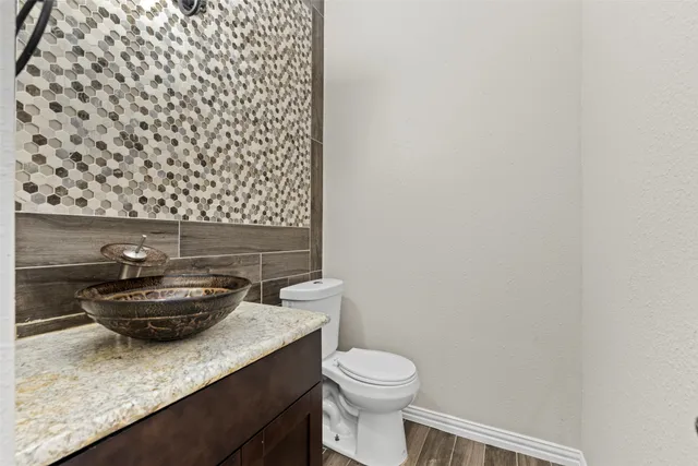 $445,000 | 30 Crestview Trail, Houston, TX 77082