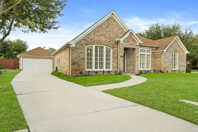 $445,000 | 30 Crestview Trail, Houston, TX 77082