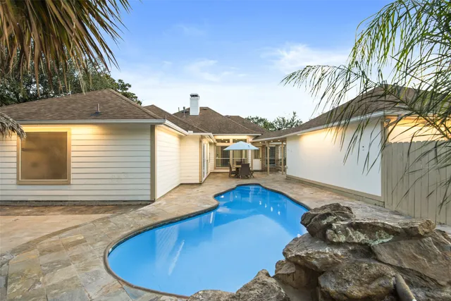 $445,000 | 30 Crestview Trail, Houston, TX 77082