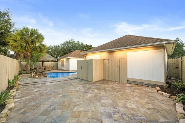 $445,000 | 30 Crestview Trail, Houston, TX 77082