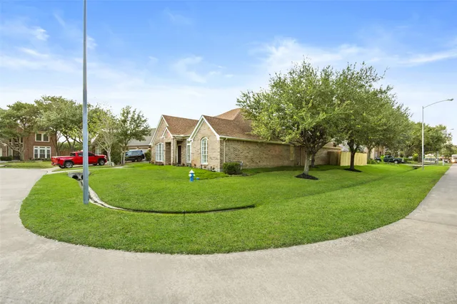 $445,000 | 30 Crestview Trail, Houston, TX 77082