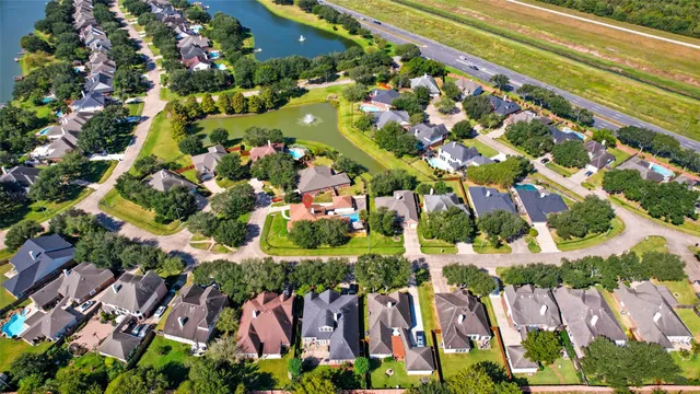 $445,000 | 30 Crestview Trail, Houston, TX 77082