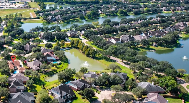 $445,000 | 30 Crestview Trail, Houston, TX 77082