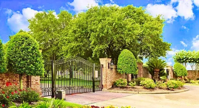 $445,000 | 30 Crestview Trail, Houston, TX 77082