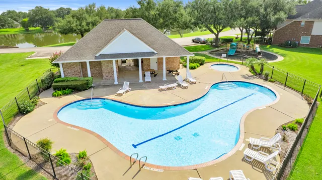 $445,000 | 30 Crestview Trail, Houston, TX 77082