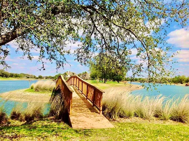 $445,000 | 30 Crestview Trail, Houston, TX 77082