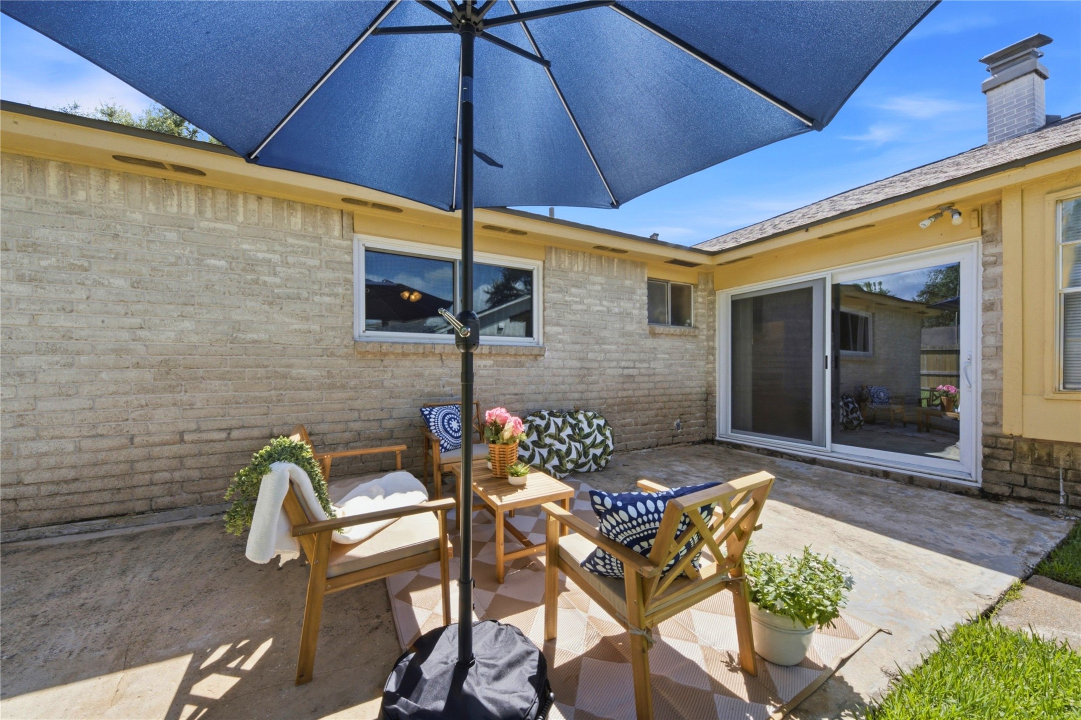 4019 Postwood Drive Spring, TX 77388 - Photo 34 of 50 a balcony with table and chairs under an umbrella