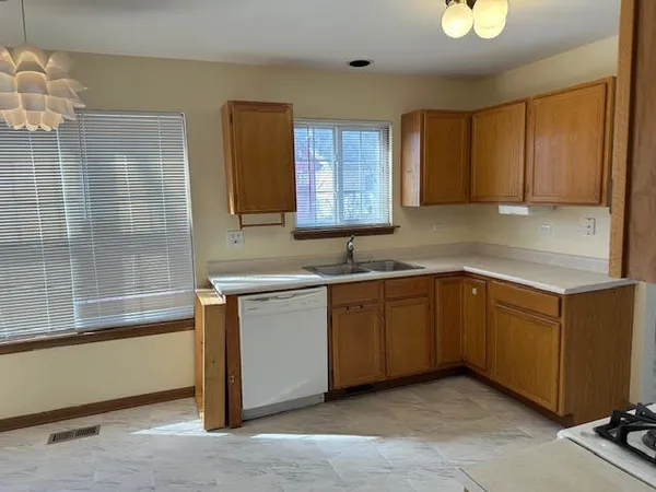 $2,500 | 1217 Regent Drive, Mundelein, IL 60060