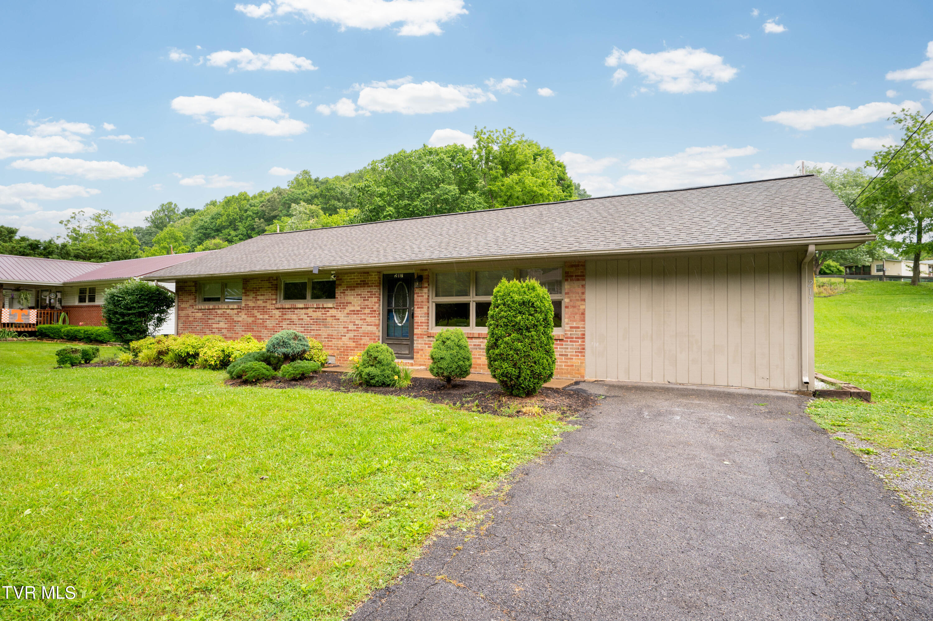 217 Chadwell Road Kingsport, TN 37660 - Photo 3 of 35 Chadwell Rd-1