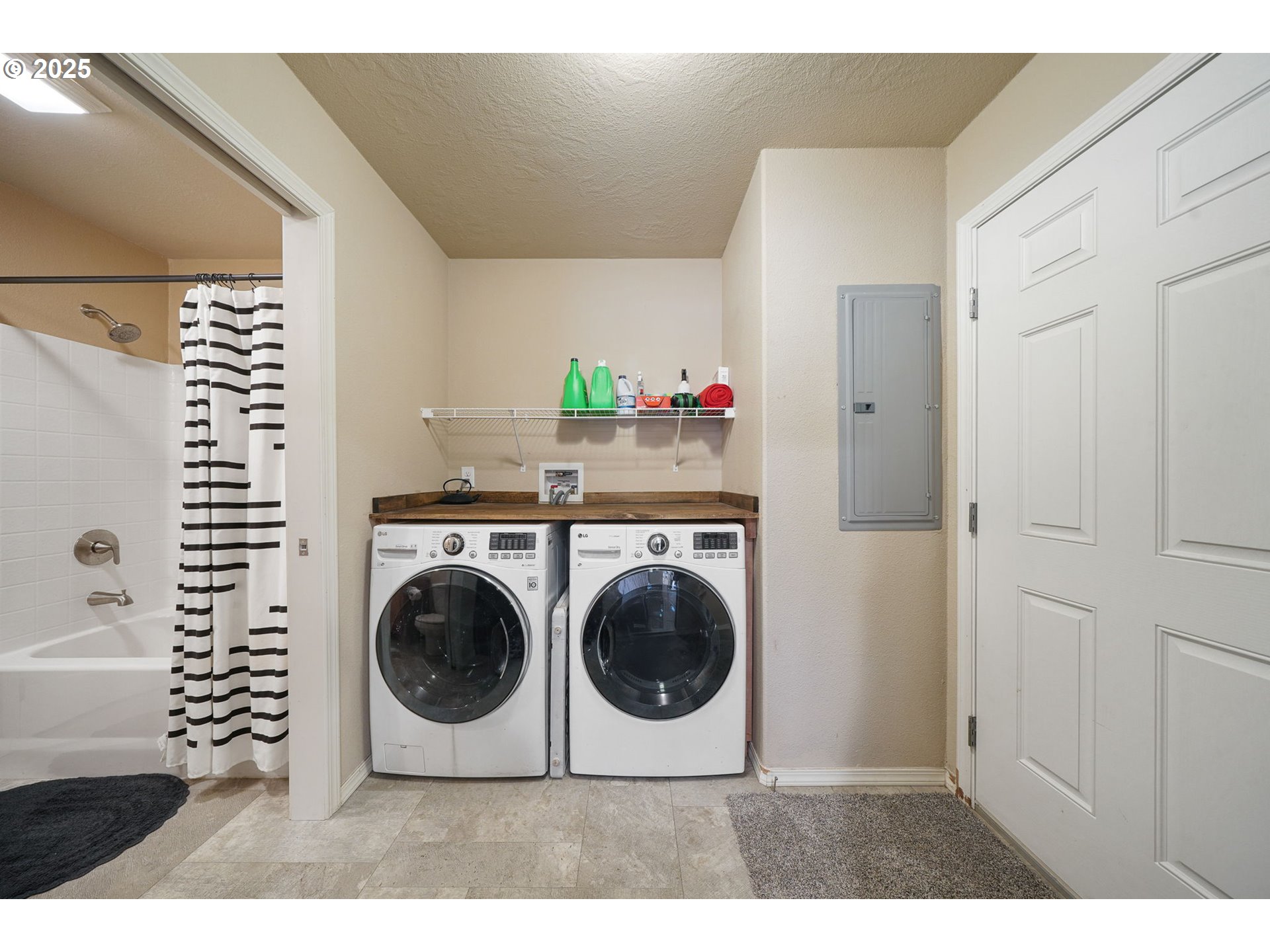 176 West Main Street Alsea, OR 97324 - Photo 10 of 16 a utility room with dryer and washer