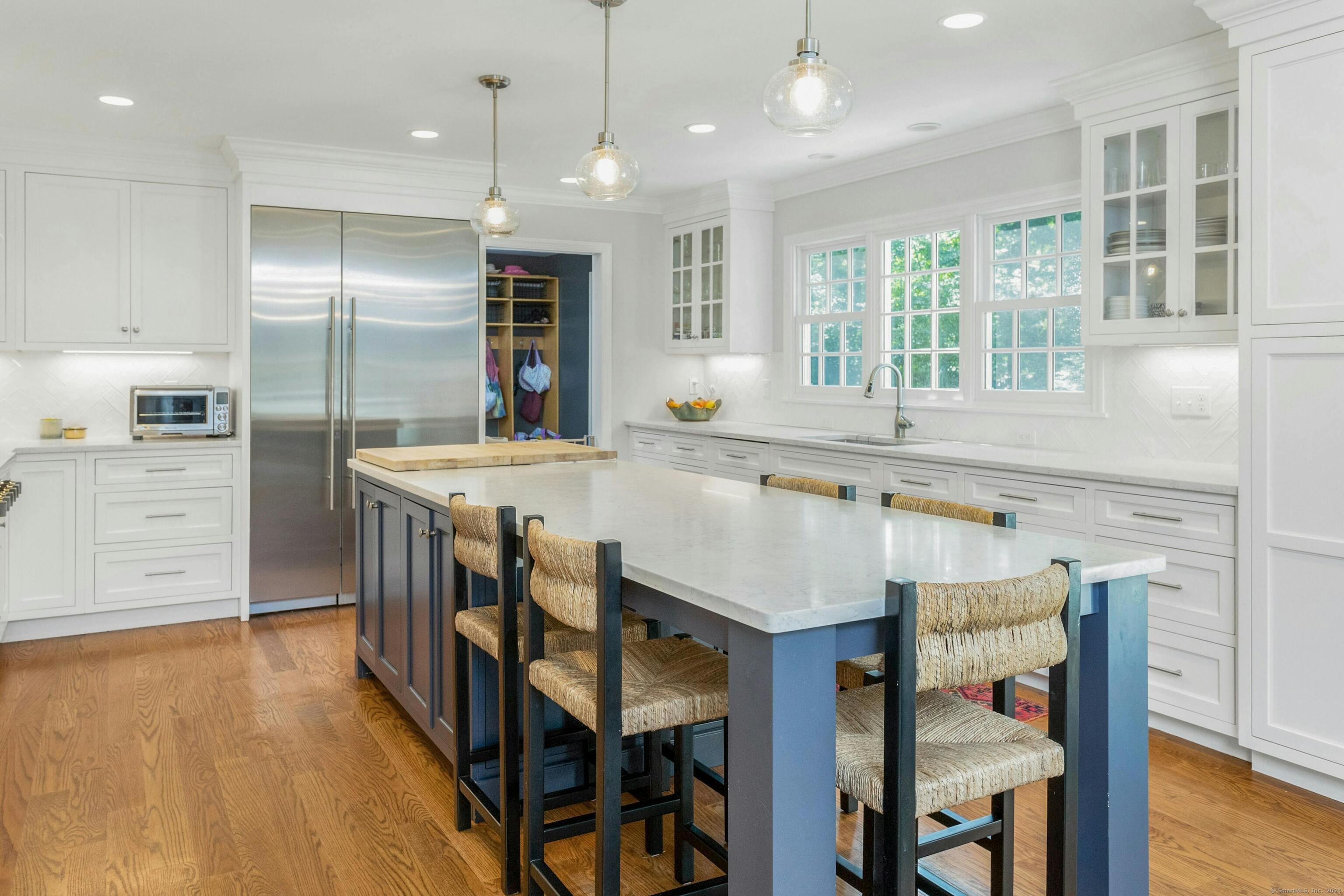 21 Roxbury Lane Wilton, CT 06897 - Photo 11 of 37 The kitchen island can sit five