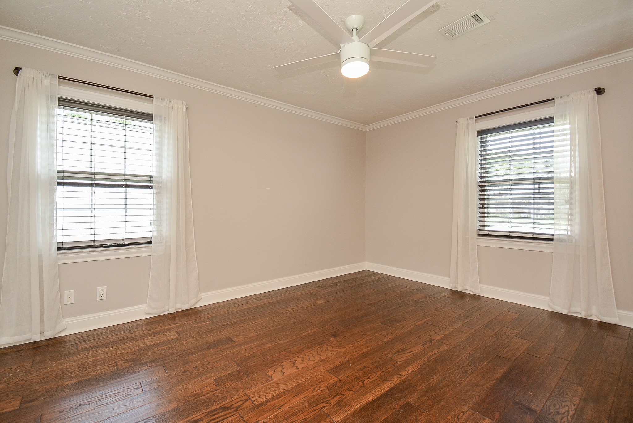 9614 Val Verde Street Houston, TX 77063 - Photo 28 of 32