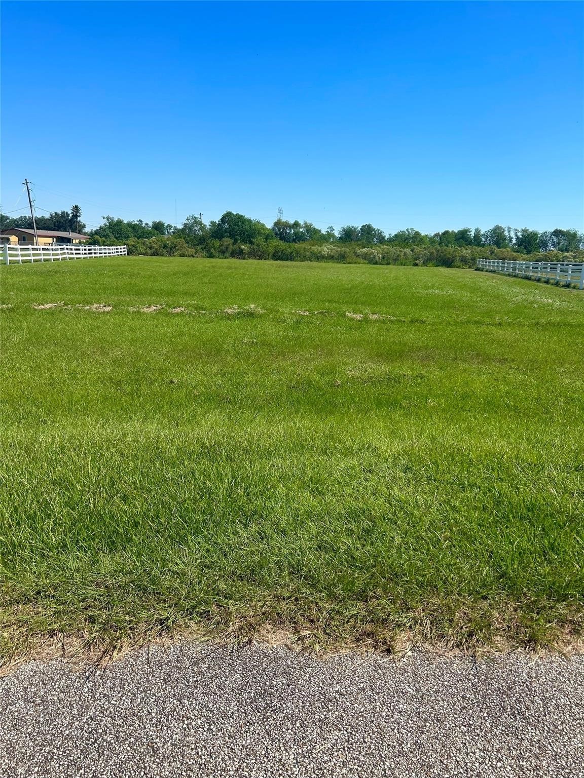 17327 Lake Ridge Circle Rosharon, TX 77583 - Photo 4 of 9 a view of an ocean and beach