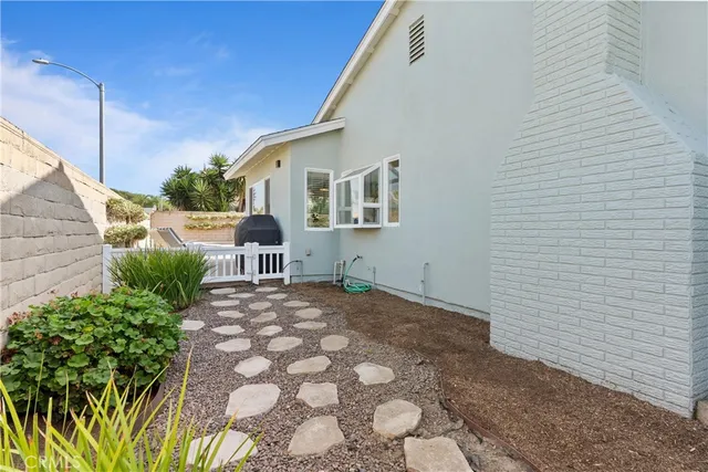 $1,899,998 | 20392 Drew Circle, Huntington Beach, CA 92646