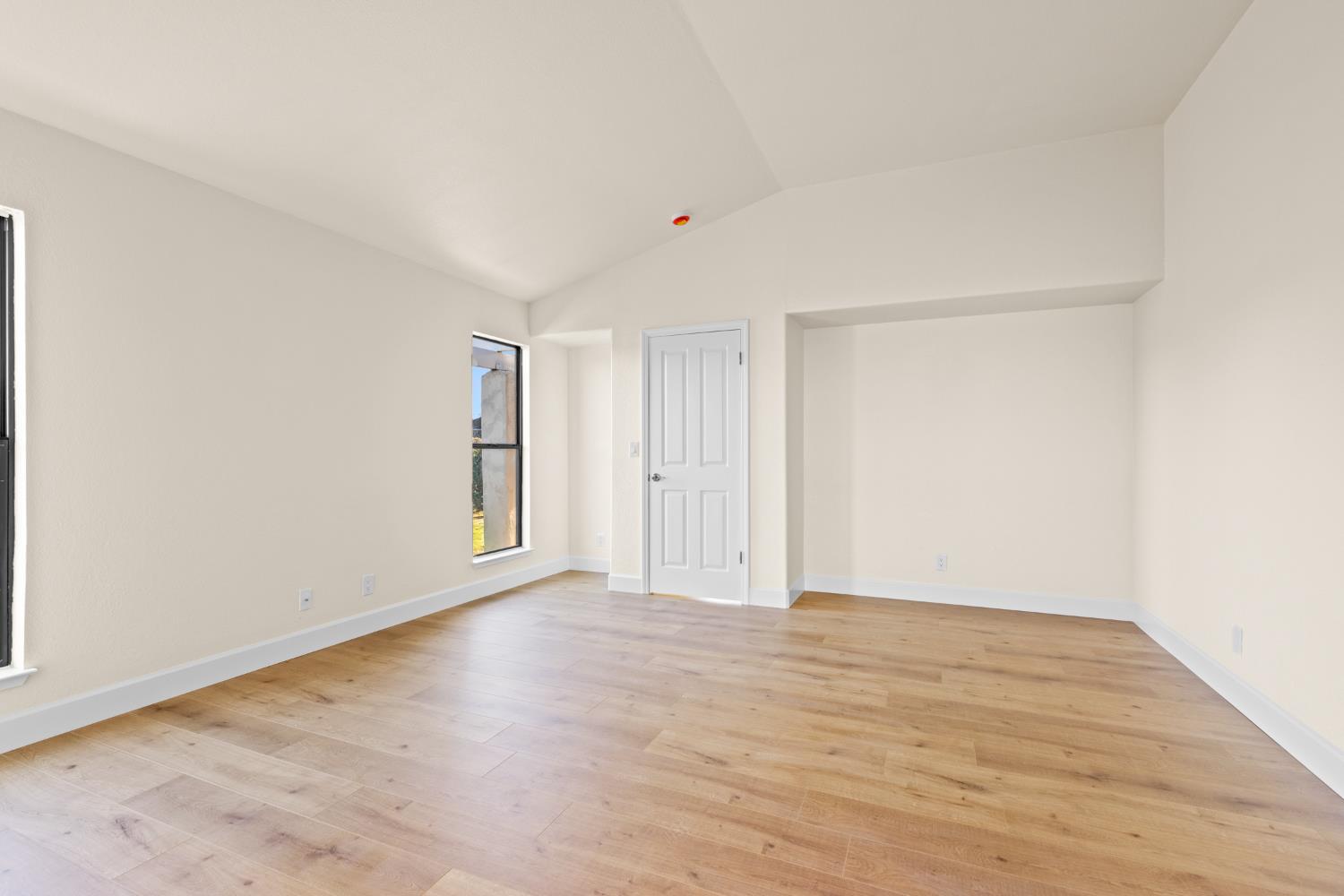 140 Hillside Place Jackson, CA 95642 - Photo 22 of 39 PRIMARY- ROOM FOR A DESK, SMALL SEATING NOOK OR ADD ANOTHER CLOSET.