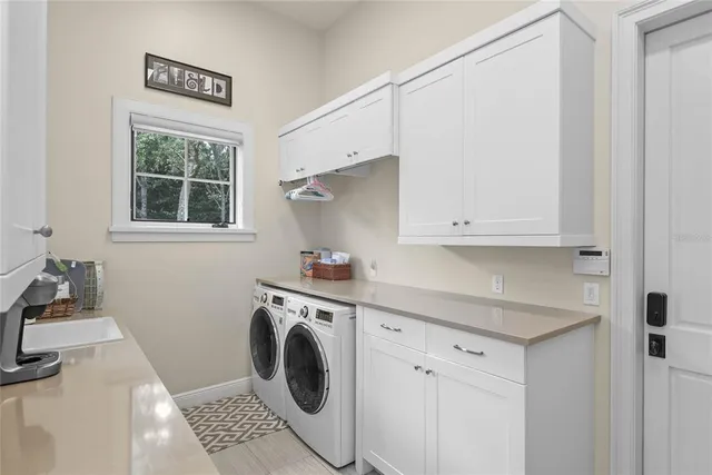 a view of a back yard