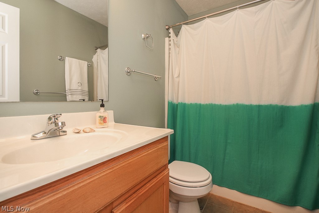 1001 Susan Road Ravenna, OH 44266 - Photo 20 of 35 Full bath in hallway on second level.