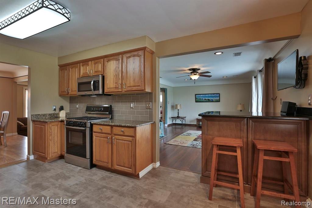 29850 Pointe Drive Gibraltar, MI 48173 - Photo 5 of 20