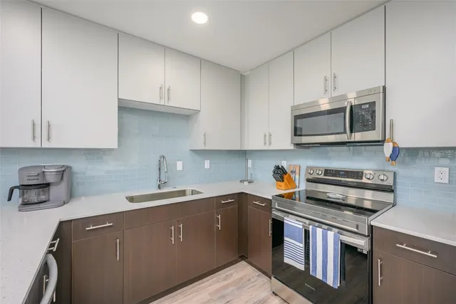 $3,900 | 1703 North Tamiami Trail, Unit 205, Sarasota, FL 34236