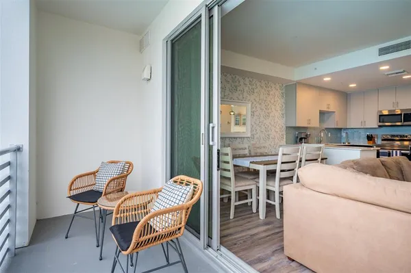 $3,900 | 1703 North Tamiami Trail, Unit 205, Sarasota, FL 34236