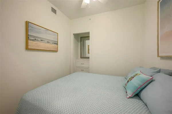 $3,900 | 1703 North Tamiami Trail, Unit 205, Sarasota, FL 34236