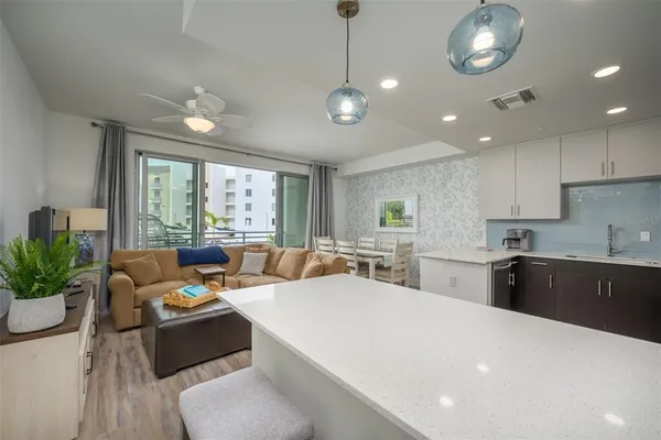 $3,900 | 1703 North Tamiami Trail, Unit 205, Sarasota, FL 34236