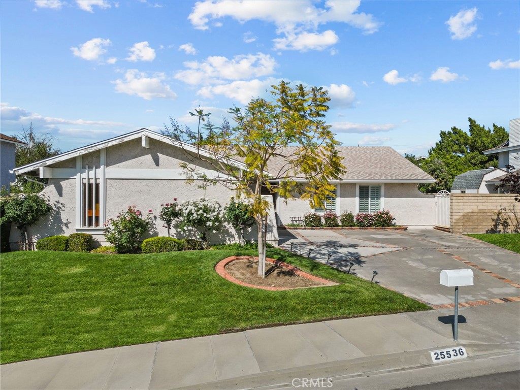a view of a house with backyard and garden