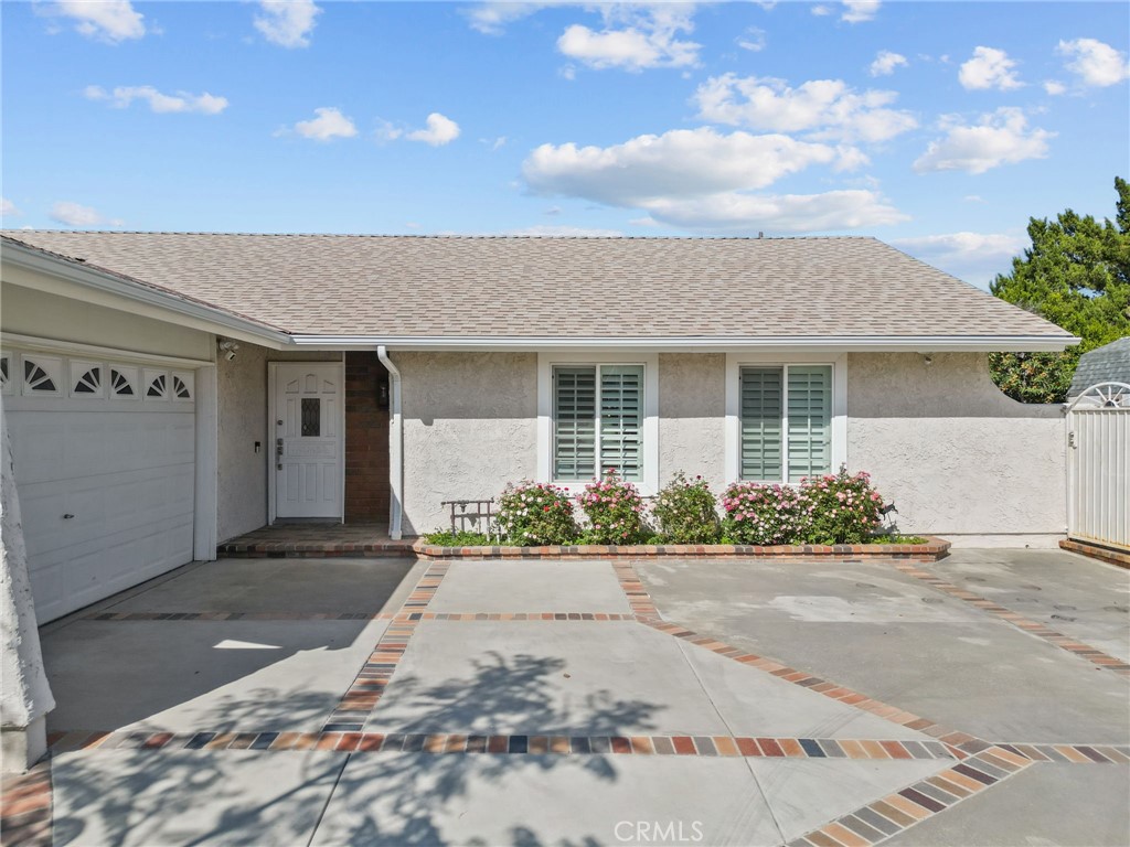 25536 Old Course Way Valencia, CA 91355 - Photo 3 of 37 front view of a house with a yard