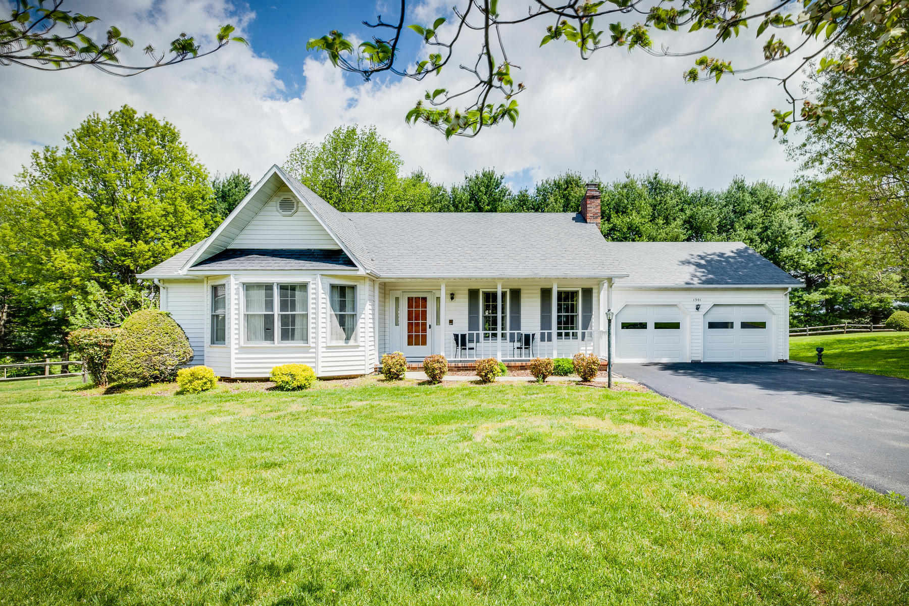 1301 Lone Oak Road Johnson City, TN 37604 - Photo 1 of 37 001