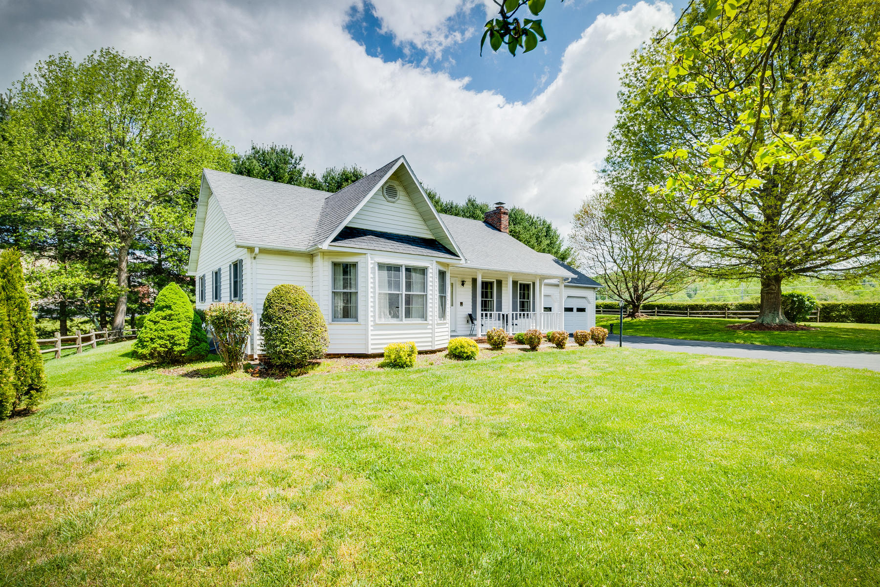 1301 Lone Oak Road Johnson City, TN 37604 - Photo 2 of 37 002