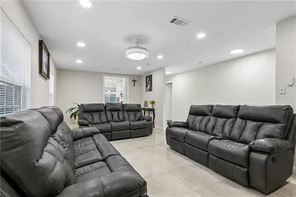 $289,900 | 3725 Dulaney Drive, Harvey, LA 70058