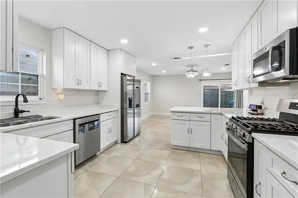 $289,900 | 3725 Dulaney Drive, Harvey, LA 70058