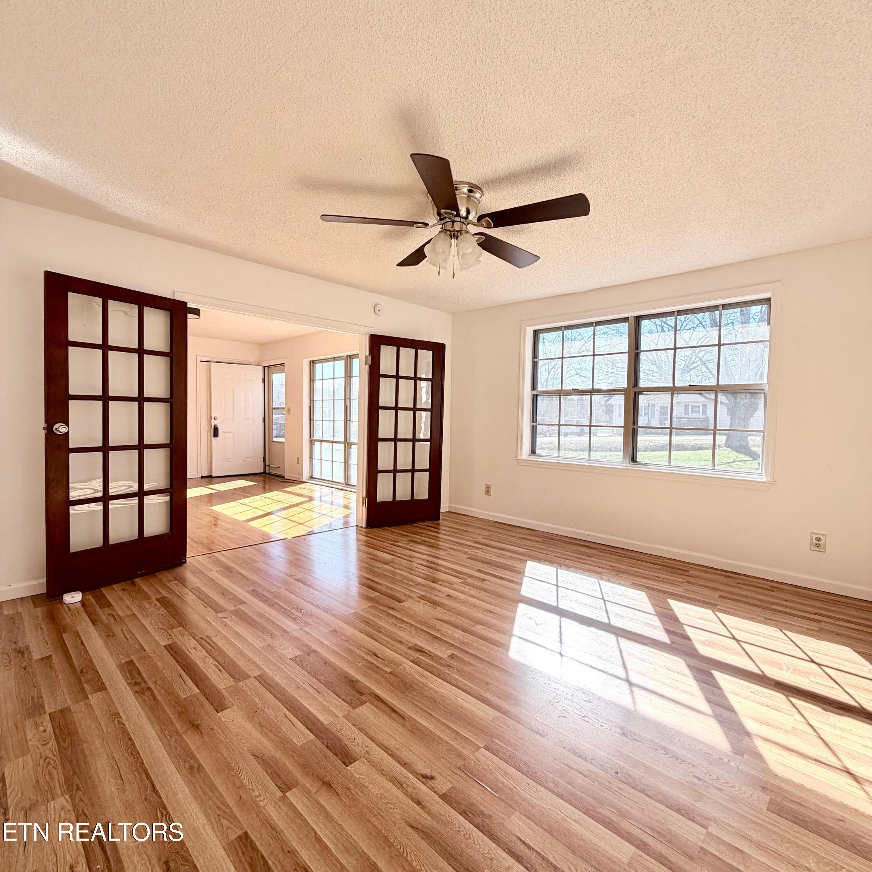 332 Poppy Avenue Dayton, TN 37321 - Photo 5 of 16 Living Rm