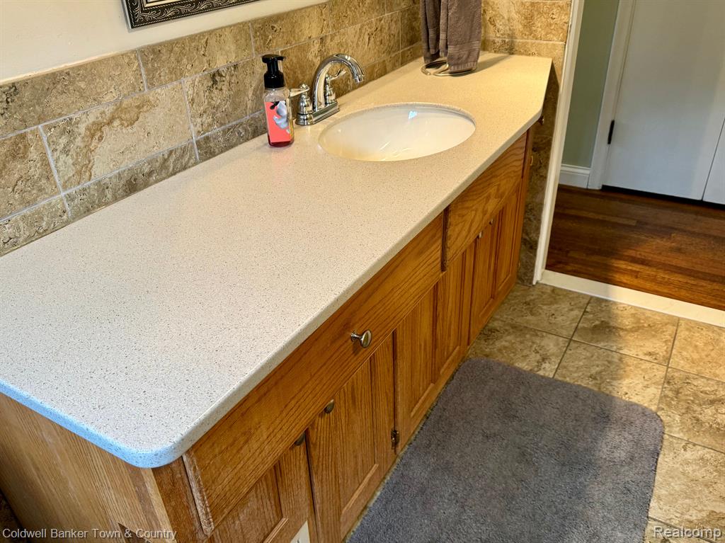 9260 Ruth Avenue Allen Park, MI 48101 - Photo 10 of 33