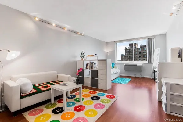 $2,100 | 118-17 Union Turnpike, Unit 18J | Forest Hills