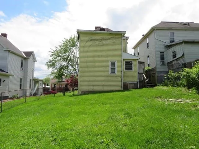 a view of a back yard of the house