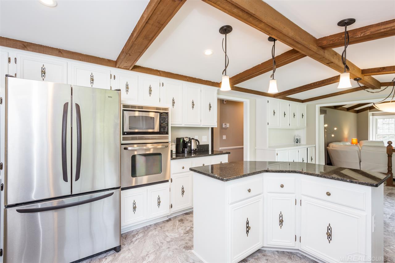 422 Lake Forest Road Rochester, MI 48309 - Photo 11 of 59 31350329-10.JPG