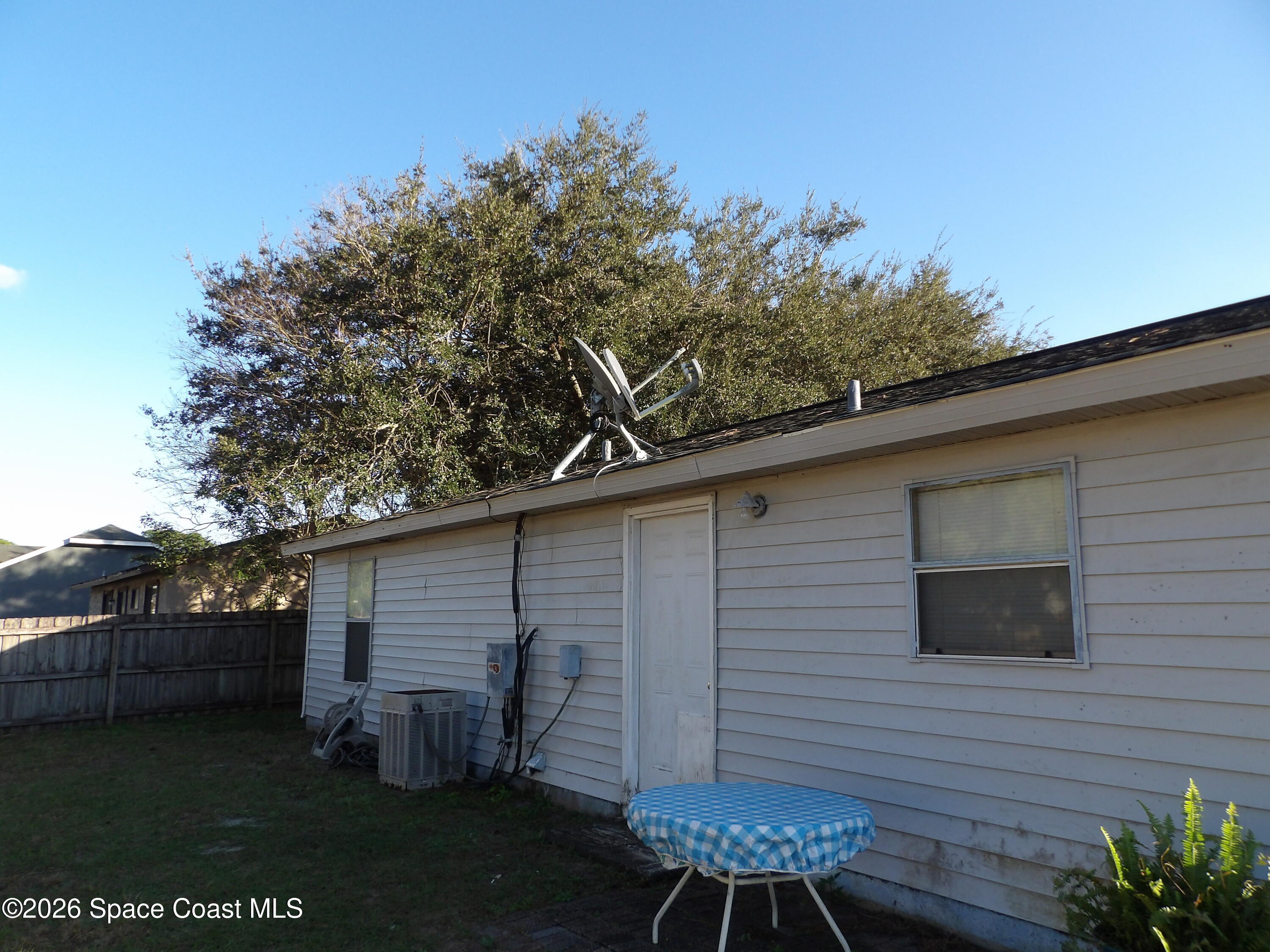 6318 Hudson Road Cocoa, FL 32927 - Photo 34 of 38 a backyard of a house with table and chairs