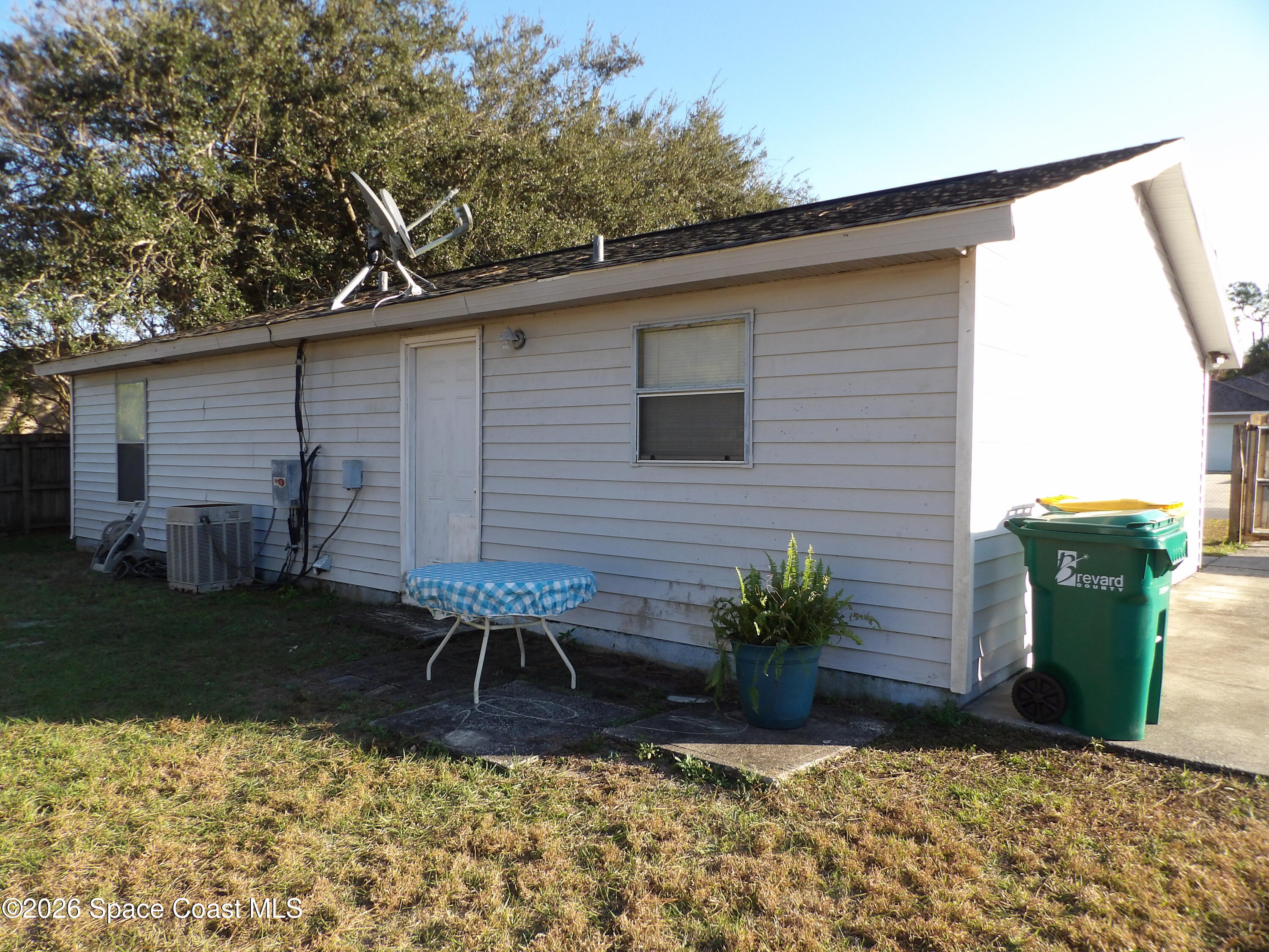 6318 Hudson Road Cocoa, FL 32927 - Photo 35 of 38 a backyard of a house with table and chairs